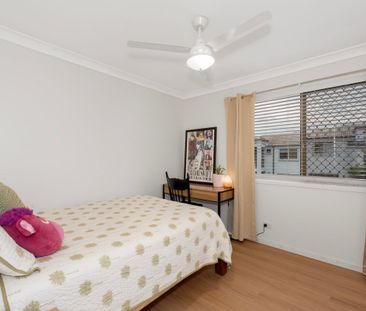 Exquisite Three Bedroom Townhouse - Photo 4