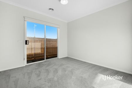 15 Dryden Avenue, Manor Lakes VIC, Belconnen - Photo 3