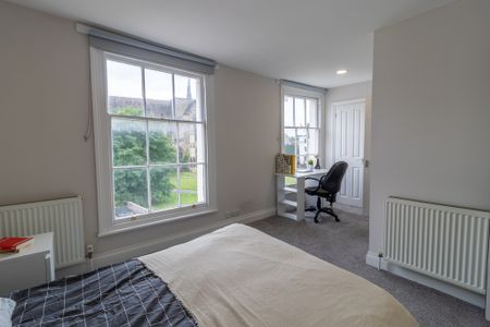 9 Bed Student Accommodation - Photo 3