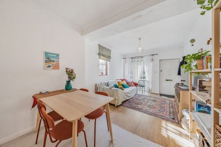 Old Woolwich Road, London, SE10 - Photo 5