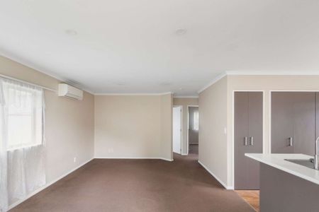 Clendon Park Living! - Photo 2