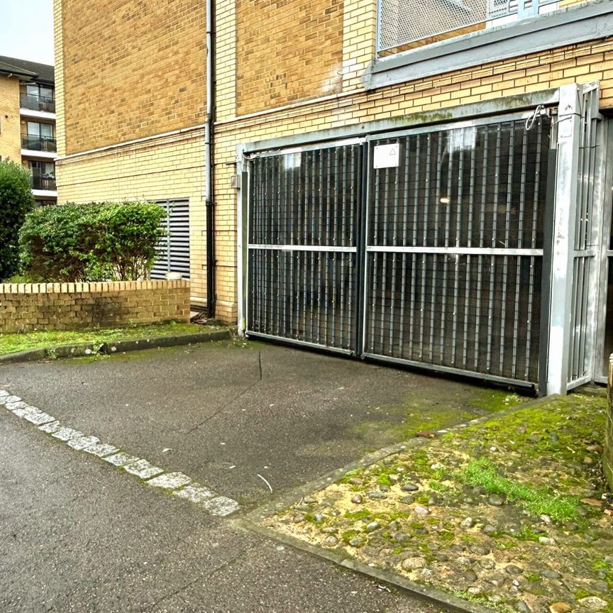 2 Bedroom Top Floor Flat To Let in Croydon - Photo 1