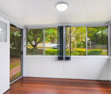 CHARMING COTTAGE ON LARGE BLOCK WITH SHED - WALK TO SCHOOLS, PUBLIC... - Photo 6