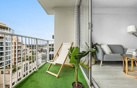 Lifestyle pad with large balcony and city backdrop views | Feel good bright & airy interiors - Photo 4
