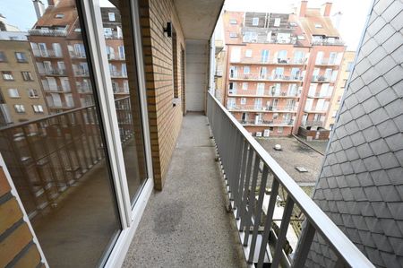 ONGEMEUBELD - NIEUW - Luxueus gerenoveerd appartement met 3 slaapkamers en met een OPEN ZICHT op het Burgemeester Frans Desmidtplein. - Foto 3