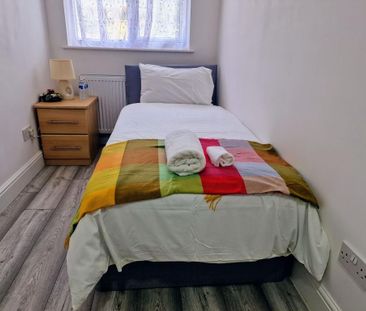 4 bedroom semi-detached house to rent - Photo 3