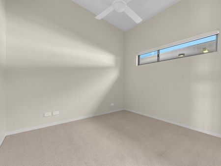 Top Floor Apartment with Great views & Pool - Photo 3