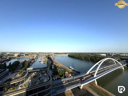 RentHub | E2Tower | 20.poschodie | 2i byt | panoramatický výhľad | - Fotografia 1