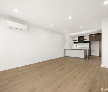 Brand new chic three level residence in prime location - Photo 1