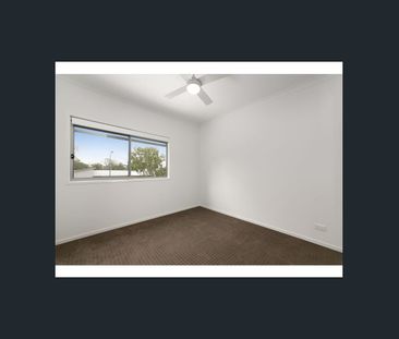 3 Bed, 2 Bath, Terrace Home! - Photo 4