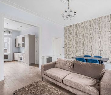 MANAGED BY SAVILLS. HMO APPROVED. PET FRIENDLY. A beautifully presented 4 bedroom maisonette to rent located in a Grade II listed building on Connaught Street - Photo 4