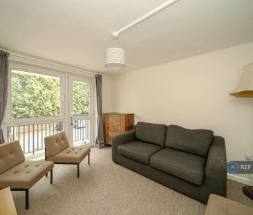 1 bedroom in a flat share to rent - Photo 1