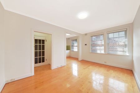 Charming Art Deco One-Bedroom in Prime Harbourside Location - Photo 2