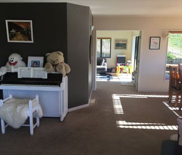 Churton Park, 5 Bed Rooms - Photo 3