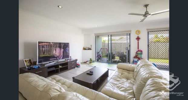 MAGNIFICENT 3 BEDROOM FAMILY HOME A STONES THROW TO BURLEIGH BEACH - Photo 1