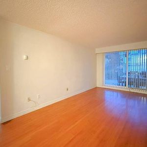 Bright & Spacious 2-Bedroom Suite Prime Location - Photo 2