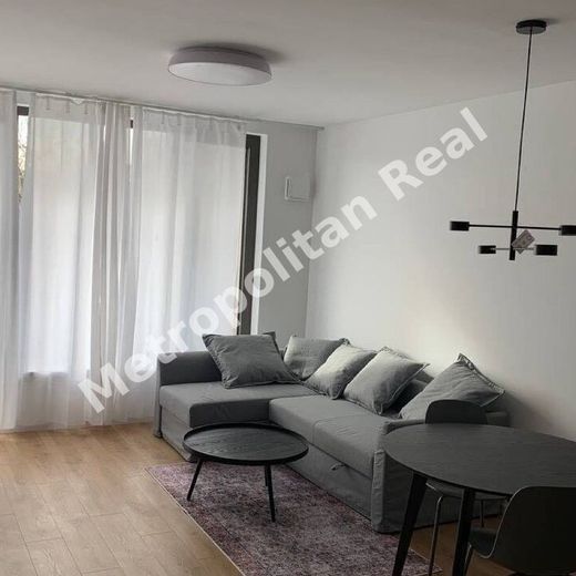 Zariadený 2 izbový byt s loggiou a parkovacím miestom vo výbornej lokalite - Photo 1
