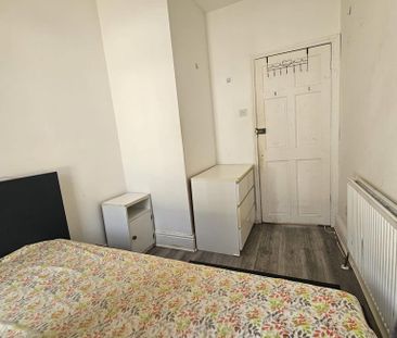 3 bedroom house of multiple occupation to rent - Photo 1