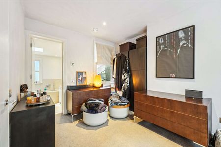 This beautifully presented four bedroom family house with a private garden in Fulham - Photo 5