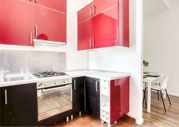 Large single room with balcony in Milan