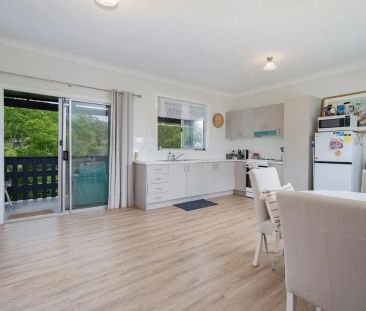 3-BEDROOM COTTAGE WITH STUNNING LAKE AND BUSHLAND VIEWS - Photo 1