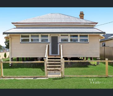 Charming & Fully Renovated Family Home – Spacious Yard & Modern Com... - Photo 4