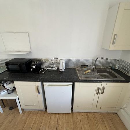 1 bedroom in a flat share to rent - Photo 3