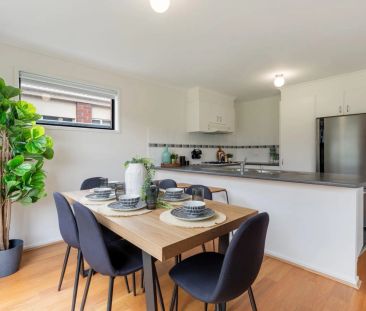 Cosy Family Home in a Prime Craigieburn Location - Photo 2