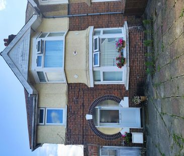 5 bedroom semi-detached house to rent - Photo 2
