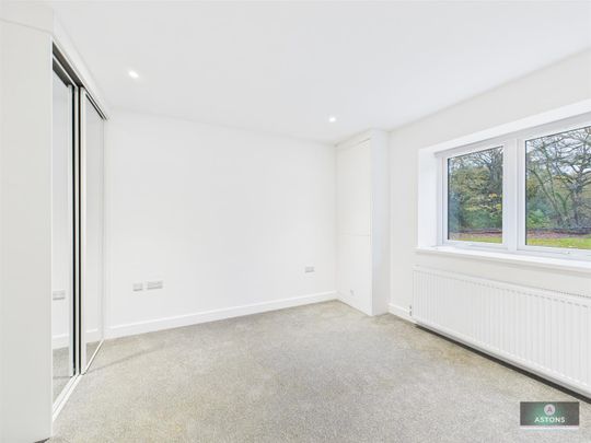 Old Hollow, Worth, Crawley - Photo 1