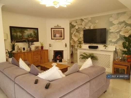 4 bedroom semi-detached house to rent - Photo 1