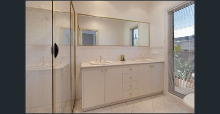 Executive 4 Bedroom Home opposite the Golf Course !! - Photo 5