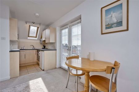 A spacious one bedroom apartment in the centre of town. - Photo 5