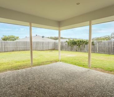 Lovely Family Home In Central Coomera - Photo 4