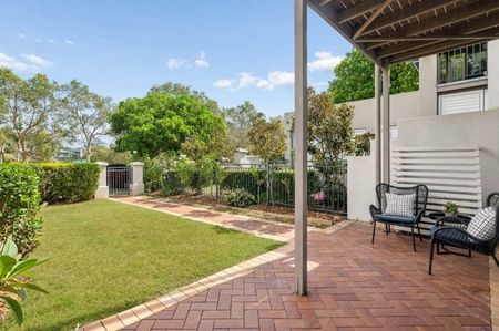 Stylish Living in the Heart of Bulimba - Photo 3