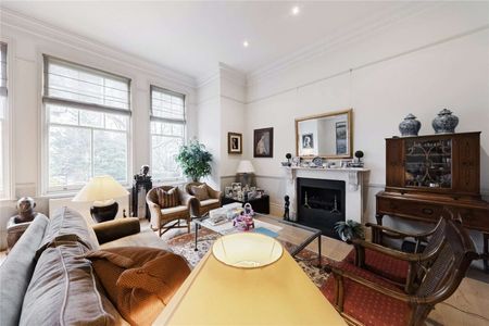 A charming three bedroom lateral flat situated on a popular street in the heart of Chelsea with access to communal gardens. - Photo 2