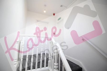 6 bedroom semi-detached house to rent - Photo 2