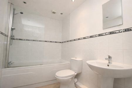 1 bedroom Flat To Let - Photo 2