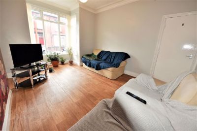 4 bedroom House in Norwood Place, Leeds - Photo 2