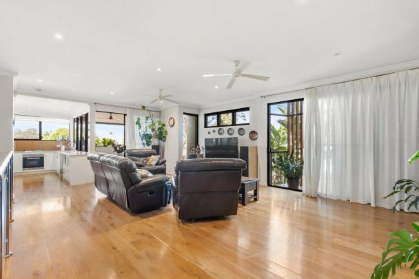 Luxurious Townhouse Living – Prime Sandgate Location - Photo 1