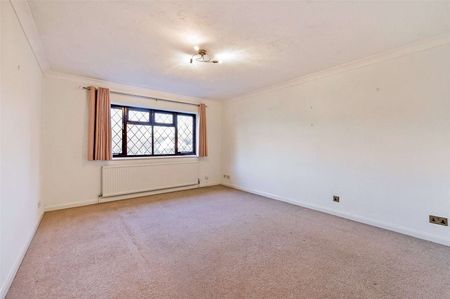 A well presented first floor apartment in a sought after close, within a very short distance of Amersham high street and Metropolitan/Chiltern line station - Photo 3