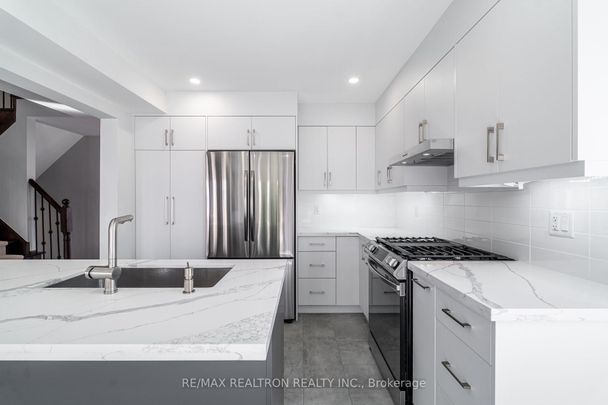 For Lease - 2 Yang Street, Richmond Hill, Ontario - Photo 1