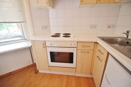 1 bedroom Flat - Photo 2
