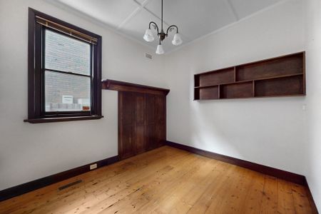 LARGE FAMILY HOME IN PRIME LOCATION - Photo 5