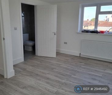 6 bedroom semi-detached house to rent - Photo 2