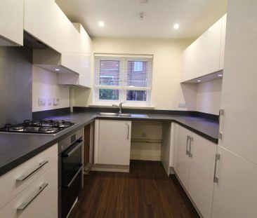 4 bedroom semi-detached house to rent - Photo 4