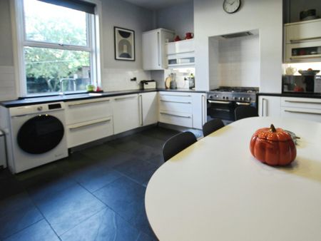 Terraced House to rent on - Photo 4