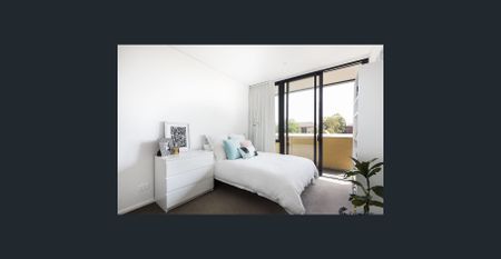 Ultra Modern Light Filled Apartment - Photo 4