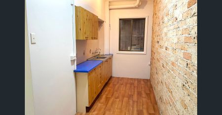 Spacious 2 bedrooms on a quite street - Photo 3
