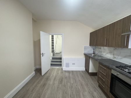 3 Bed Flat, Ilford Lane, IG1 - Photo 3